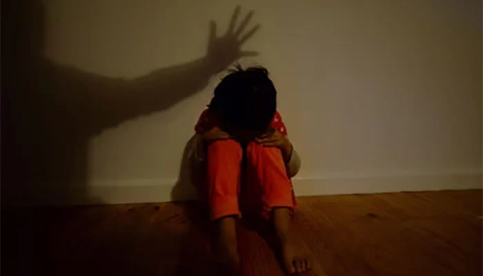 فیصل آباد میں اتائی ڈاکٹر کی کلینک پر مریضہ کی 15 سالہ بیٹی سے زیادتی
